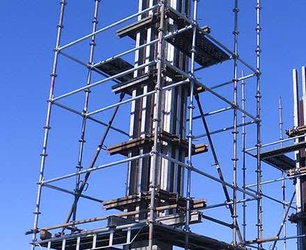 Slab formwork deck supported by steel props